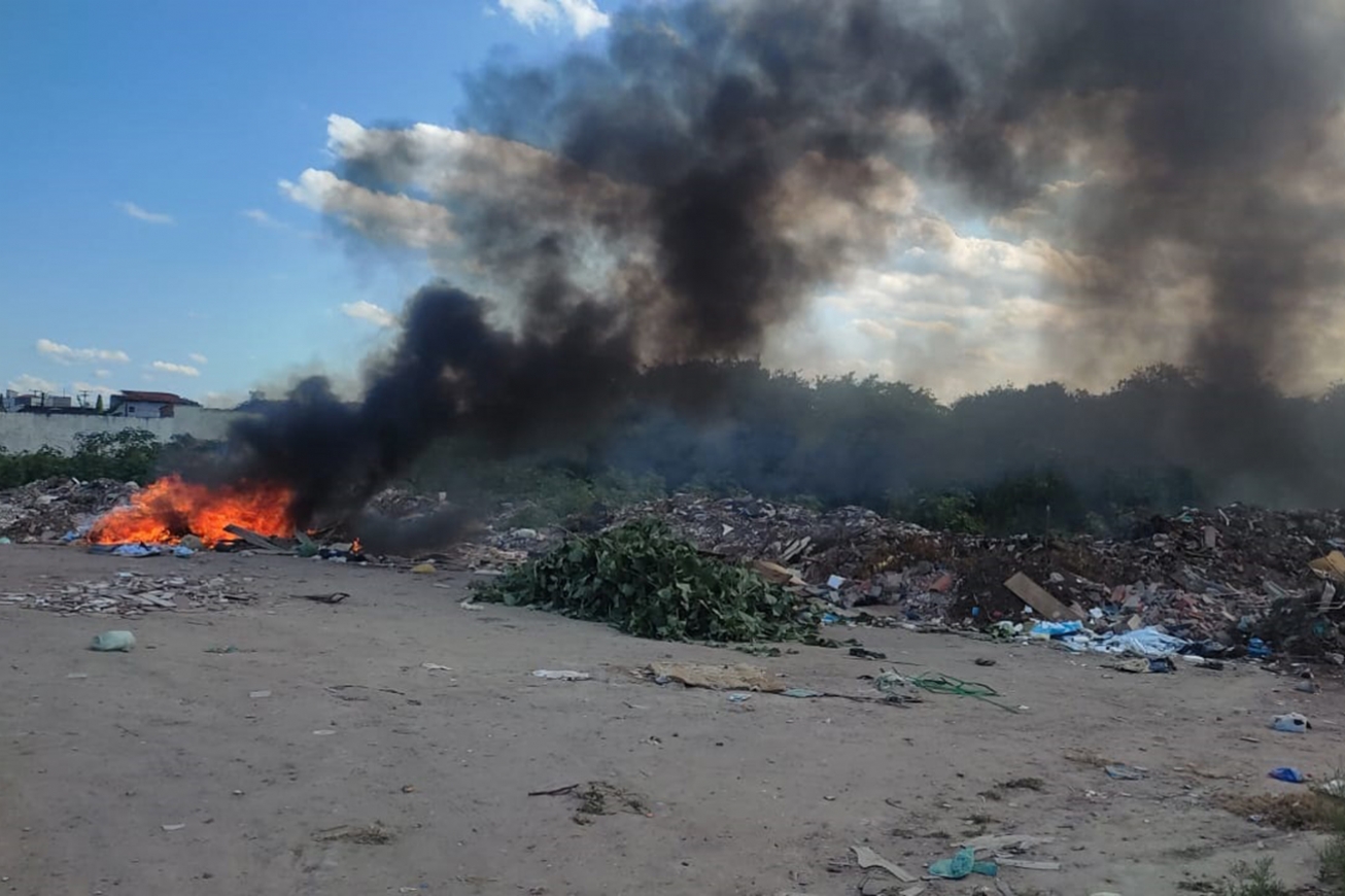 Descartar lixo de forma irregular representa risco de incêndios