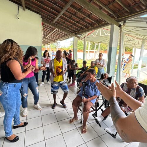 Idosos acolhidos pela AFAS recebem tarde de cuidados e solidariedade promovida pela UPA da Queimadinha