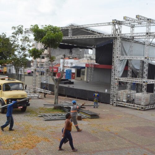 Palco para o Natal Encantado começa a ser montado