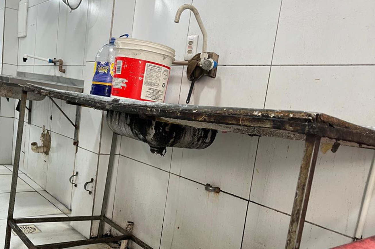 Vigilância Sanitária interdita cozinha industrial no bairro São João