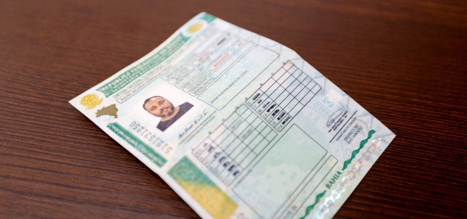 Bahia entrega primeira CNH do novo programa nacional