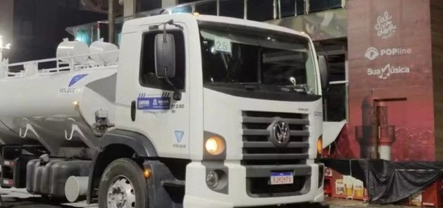 Mulher morre após ser atropelada por caminhão de limpeza no circuito Barra-Ondina