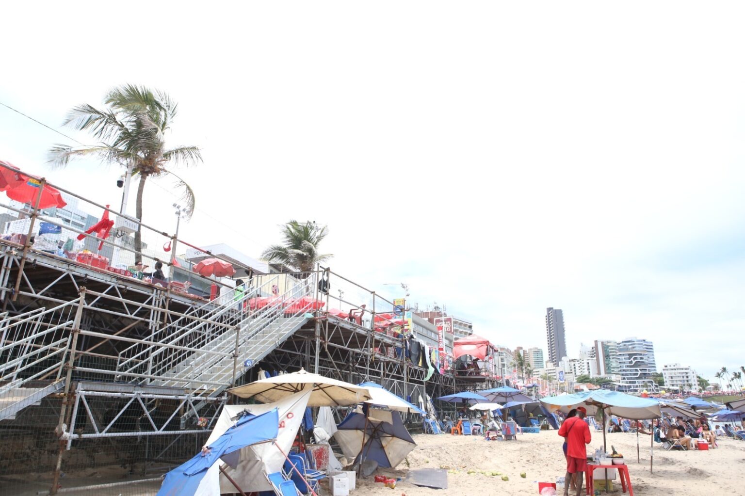“Trabalhar ficou mais seguro”, dizem ambulantes sobre plataforma instalada na Barra para o Carnaval