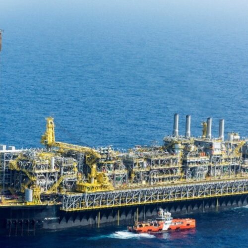 Petróleo sobe até 6% com tensão no Oriente Médio