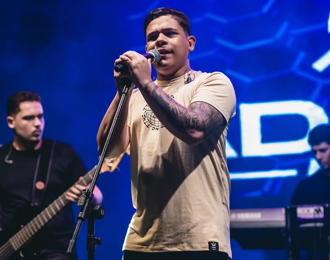 Adryan Lima celebra momento e anuncia parceria com produtora baiana