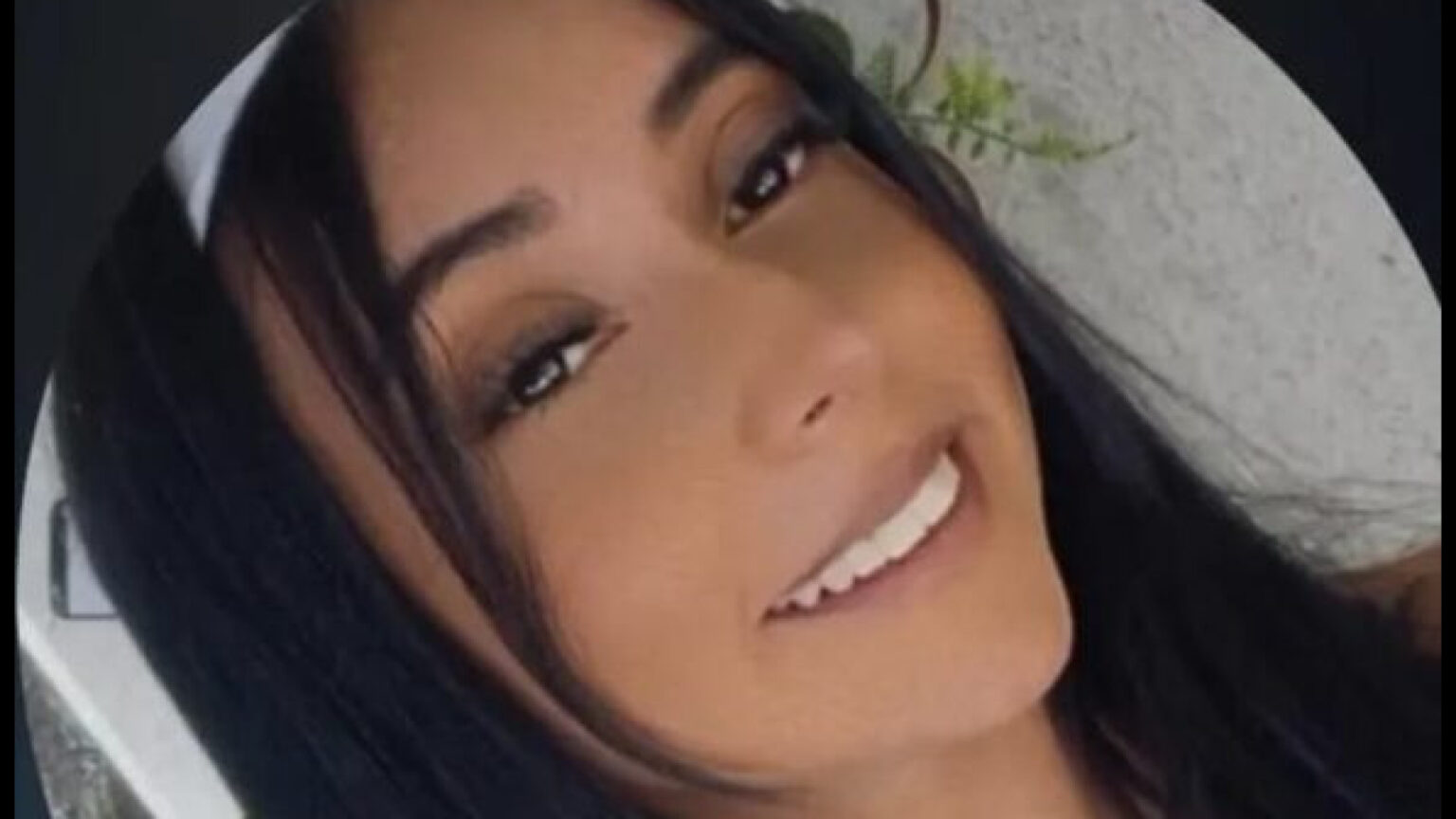 Jovem de 24 anos morre após cair de carro e ser atropelada