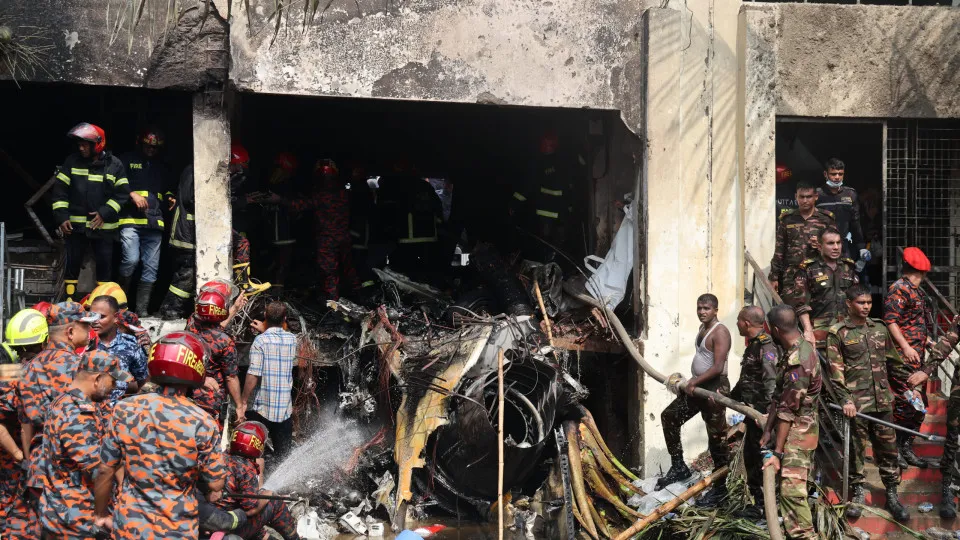 Sobe para 19 o número de mortos em queda de avião no Bangladesh