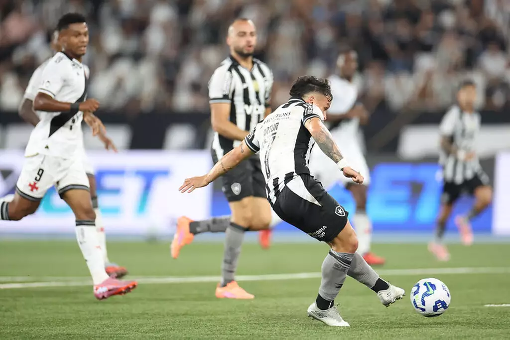 Botafogo vence duelo pelo G7 e deixa Vasco mais longe da Libertadores