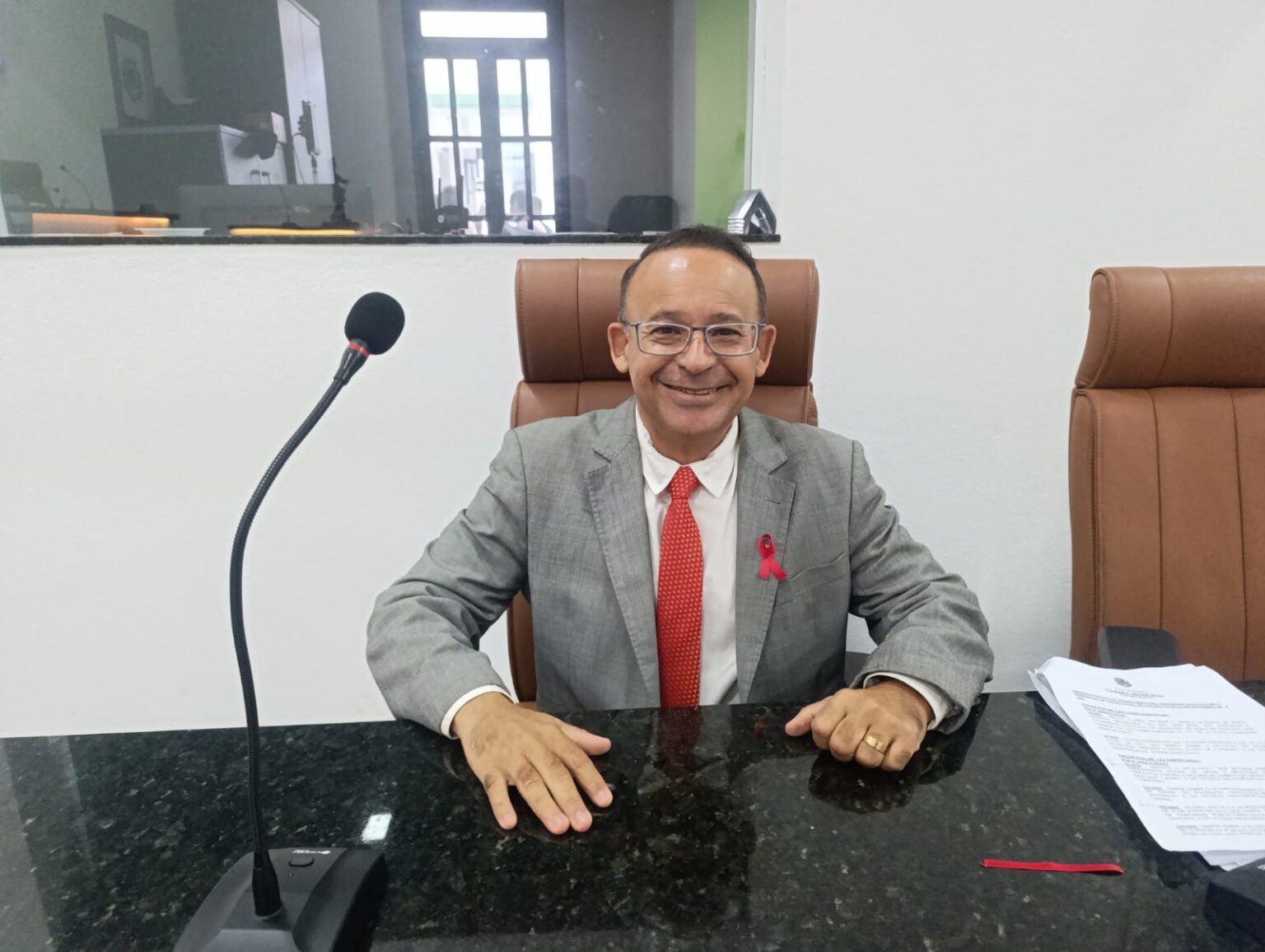 Professor Ivamberg cobra explicações sobre atrasos salariais de profissionais de saúde