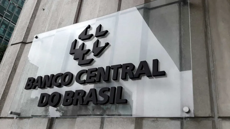 BC deve manter Selic em 15% nesta quarta, enquanto nos EUA aposta é de queda nos juros