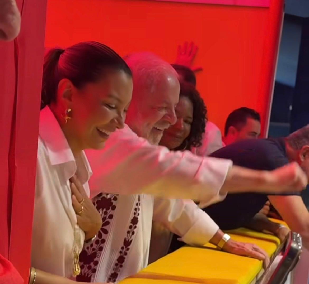 Baianasystem arrasta multidão no Campo Grande e tem apresentação acompanhada por Lula