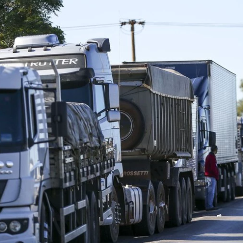 Caminhoneiros desistem de greve e elogiam Lula após após MP sobre frete