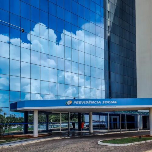 INSS paga primeira parcela do 13º a aposentados a partir de sexta (24)