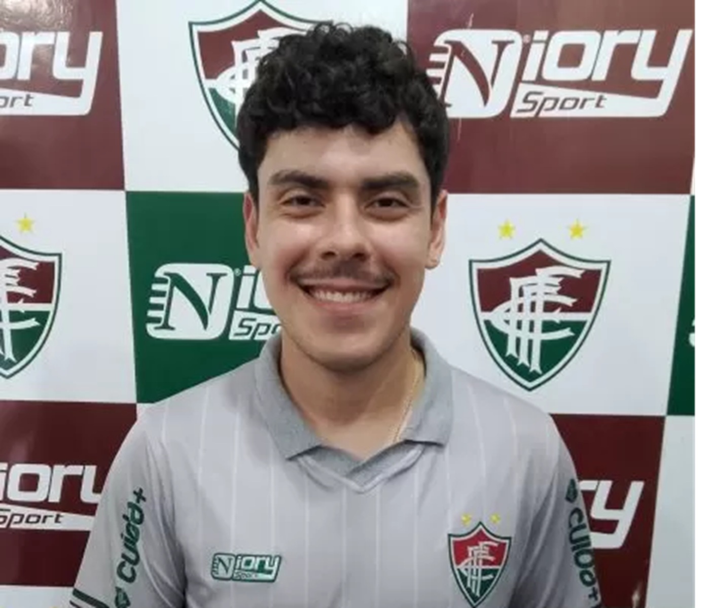Fluminense de Feira se destaca dentro e fora de campo com homenagem a assessor de comunicação