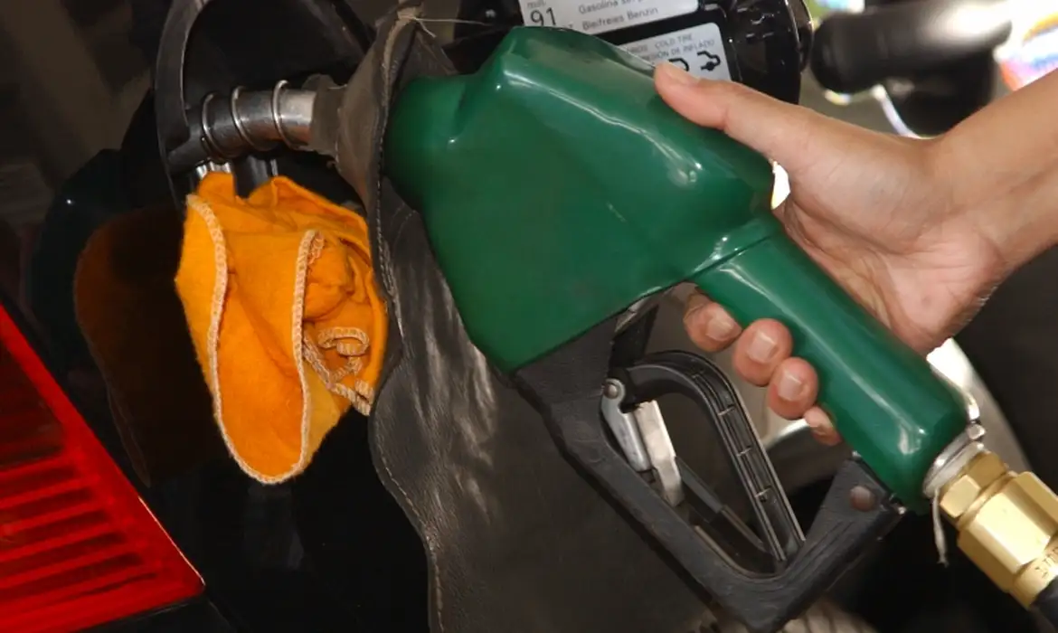 Presidente da Petrobras diz que aumento da gasolina vai acontecer