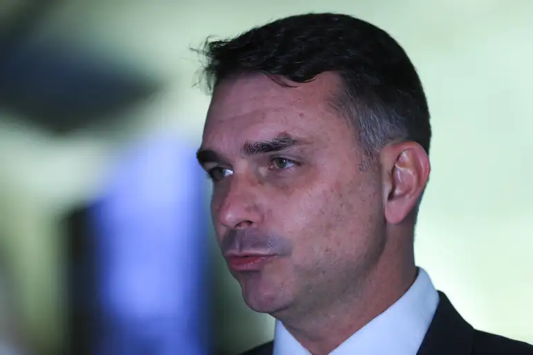 Candidatura ‘derrete’ e Flávio Bolsonaro cai 6 pontos, aponta Atlas/Intel