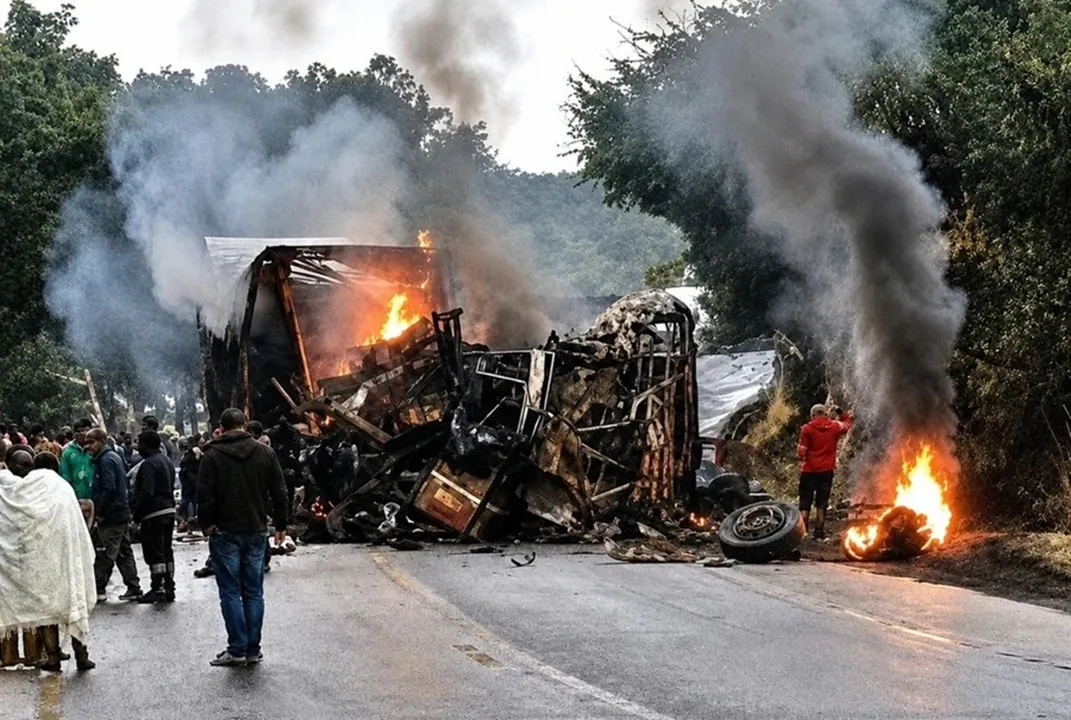 Seis baianos estão entre mortos em batida de carreta e ônibus