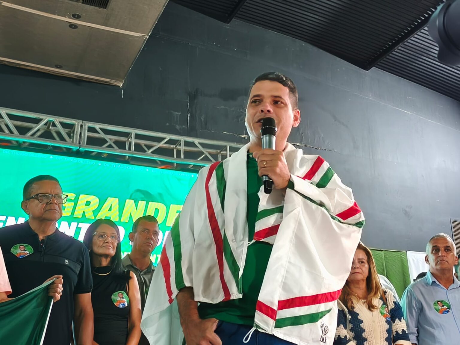 Thiago Gileno, pré-candidato a deputado estadual, reúne multidão em grande encontro em Feira de Santana
