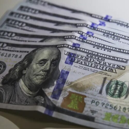 Dólar cai e Bolsa sobe com inflação e Oriente Médio em foco