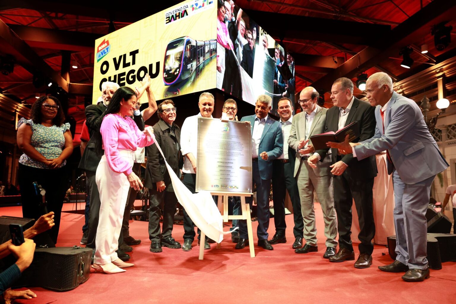 Jerônimo Rodrigues entrega primeira estação do VLT de Salvador