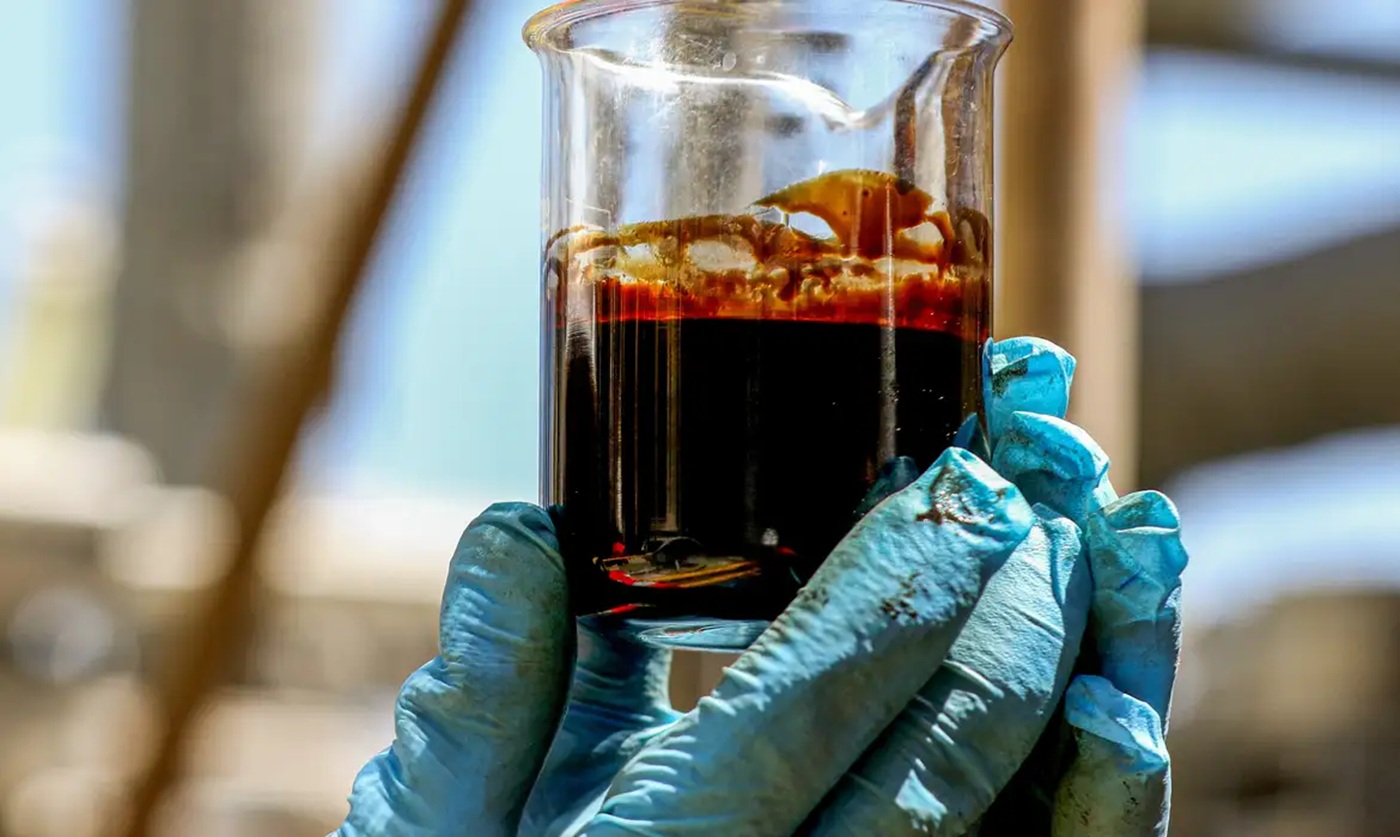 Petróleo despenca quase 5% e fica abaixo de US$ 90 após um mês e meio