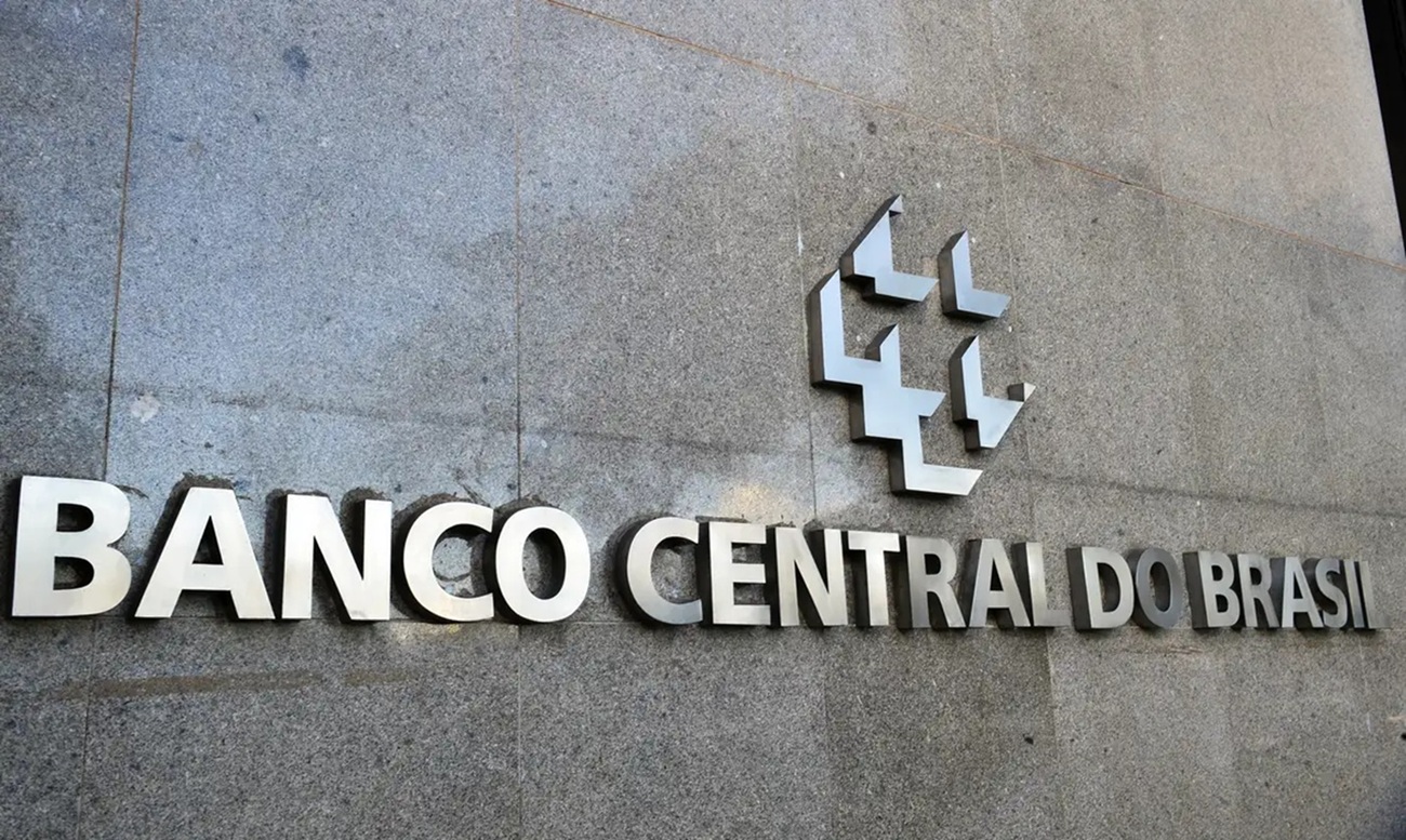 Copom corta Selic em 0,25 p.p. pela 3ª vez seguida e vai a 14,25%, mas alerta para risco fiscal e inflação