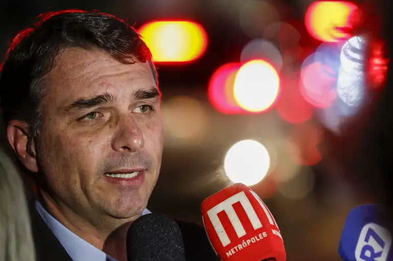 Flávio Bolsonaro pede que STF declare Moraes suspeito para julgar caso Master