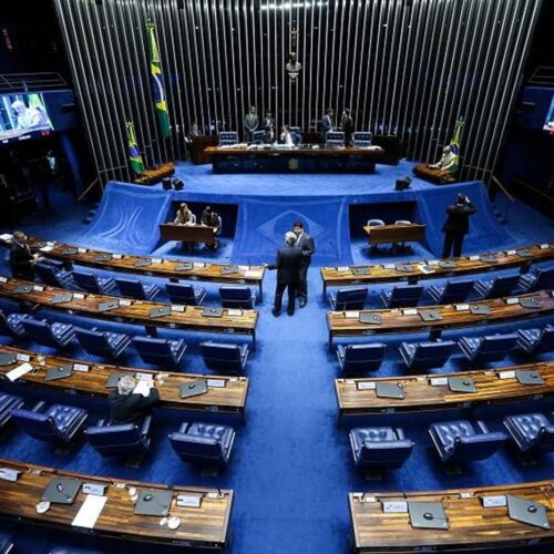 Senado aprova pauta-bomba e autoriza renegociação de dívidas rurais sem acordo com governo