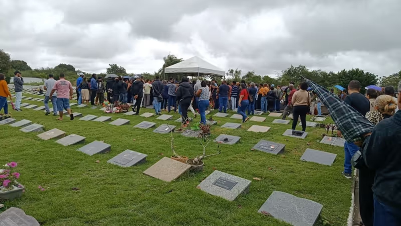 Familiares sepultam mototaxista que morreu em acidente no dia do aniversário
