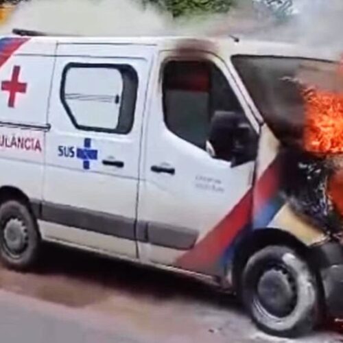 Ambulância é consumida pelo fogo quando trafegava pela BR 116 Norte